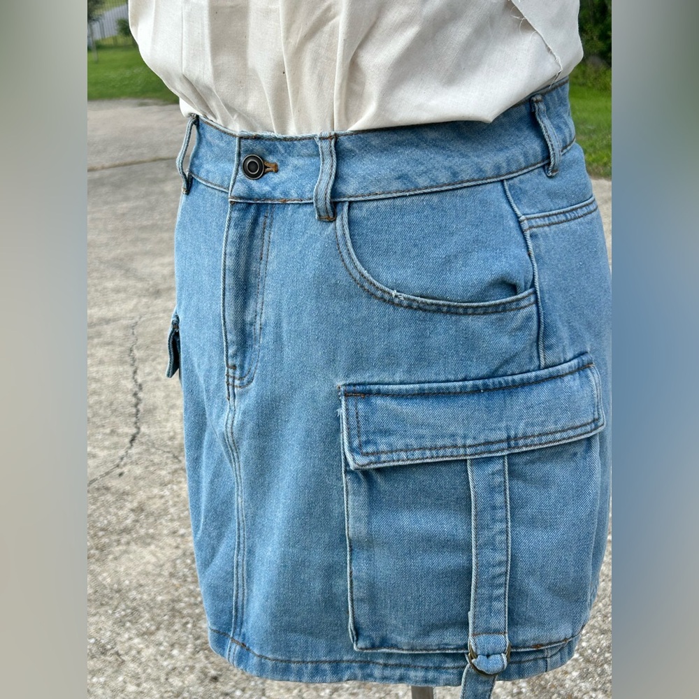 Chelsea & Violet Medium Y2K Denim Cargo Festival Skirt W/Free Necklace Western